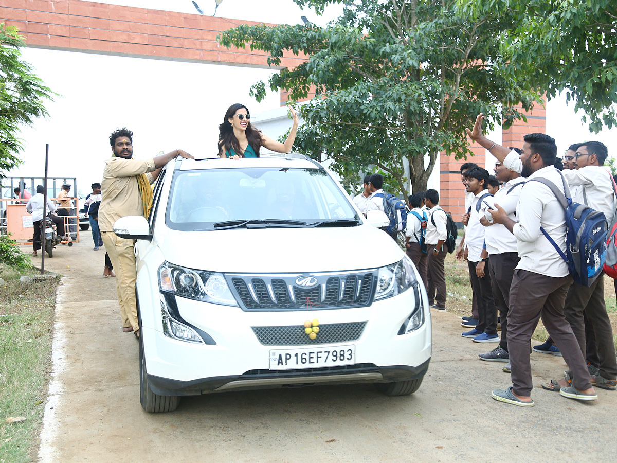 Hit2 movie team success celebrations at guntur vvit College Photos - Sakshi18