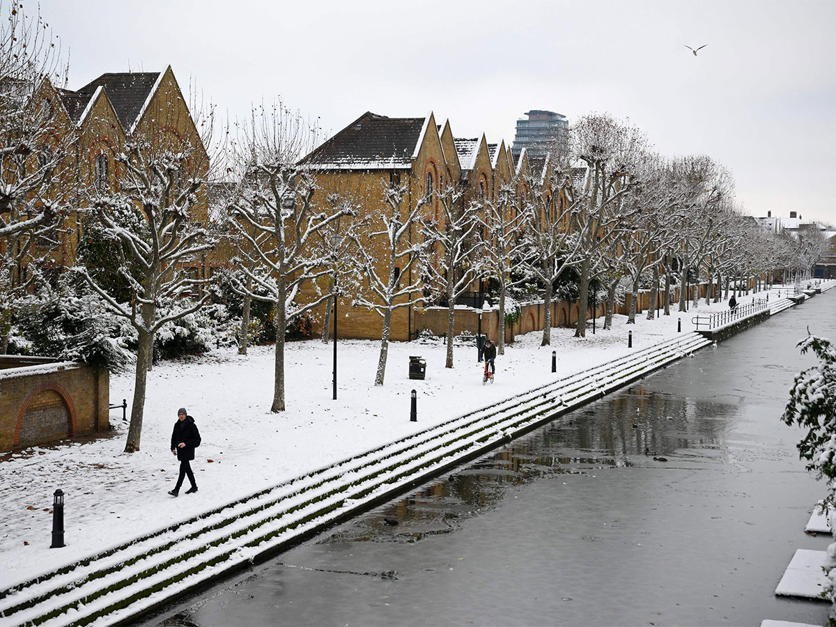 Heavy snow disrupts UK 2022 Photos - Sakshi14