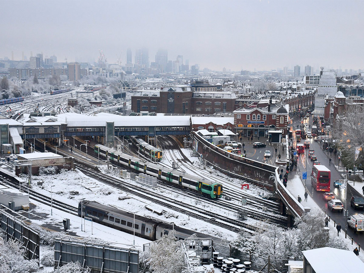 Heavy snow disrupts UK 2022 Photos - Sakshi21