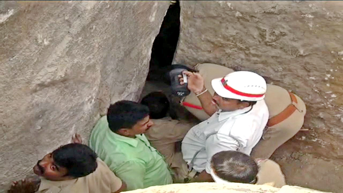 Man Trapped in Rock Cave At Nizamabad - Sakshi3