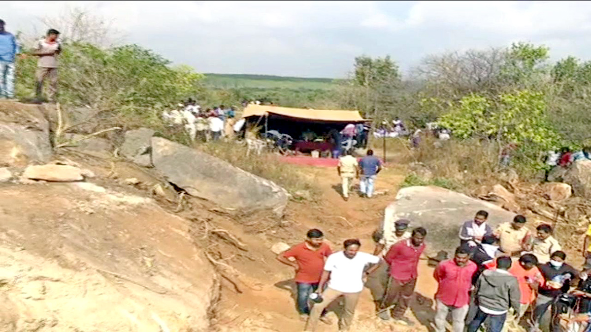 Man Trapped in Rock Cave At Nizamabad - Sakshi4