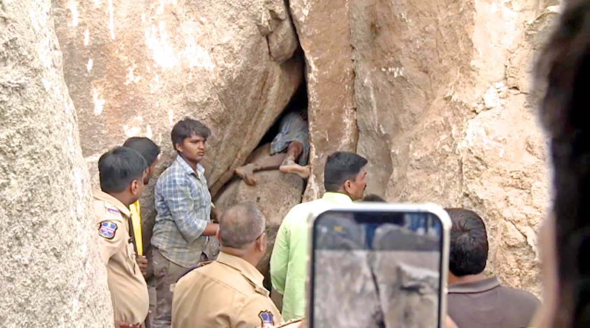 Man Trapped in Rock Cave At Nizamabad - Sakshi19