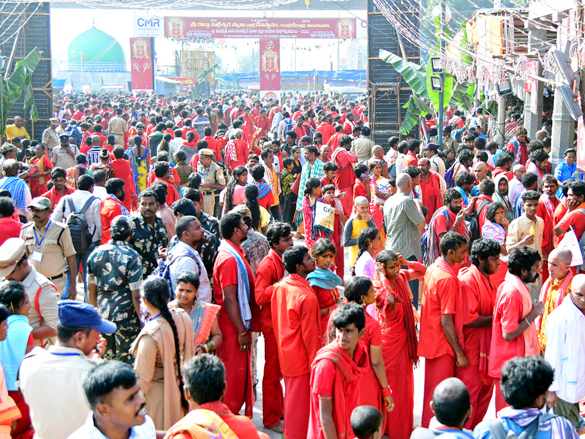 Bhavani Deeksha Begins at Indrakeeladri Photos - Sakshi28