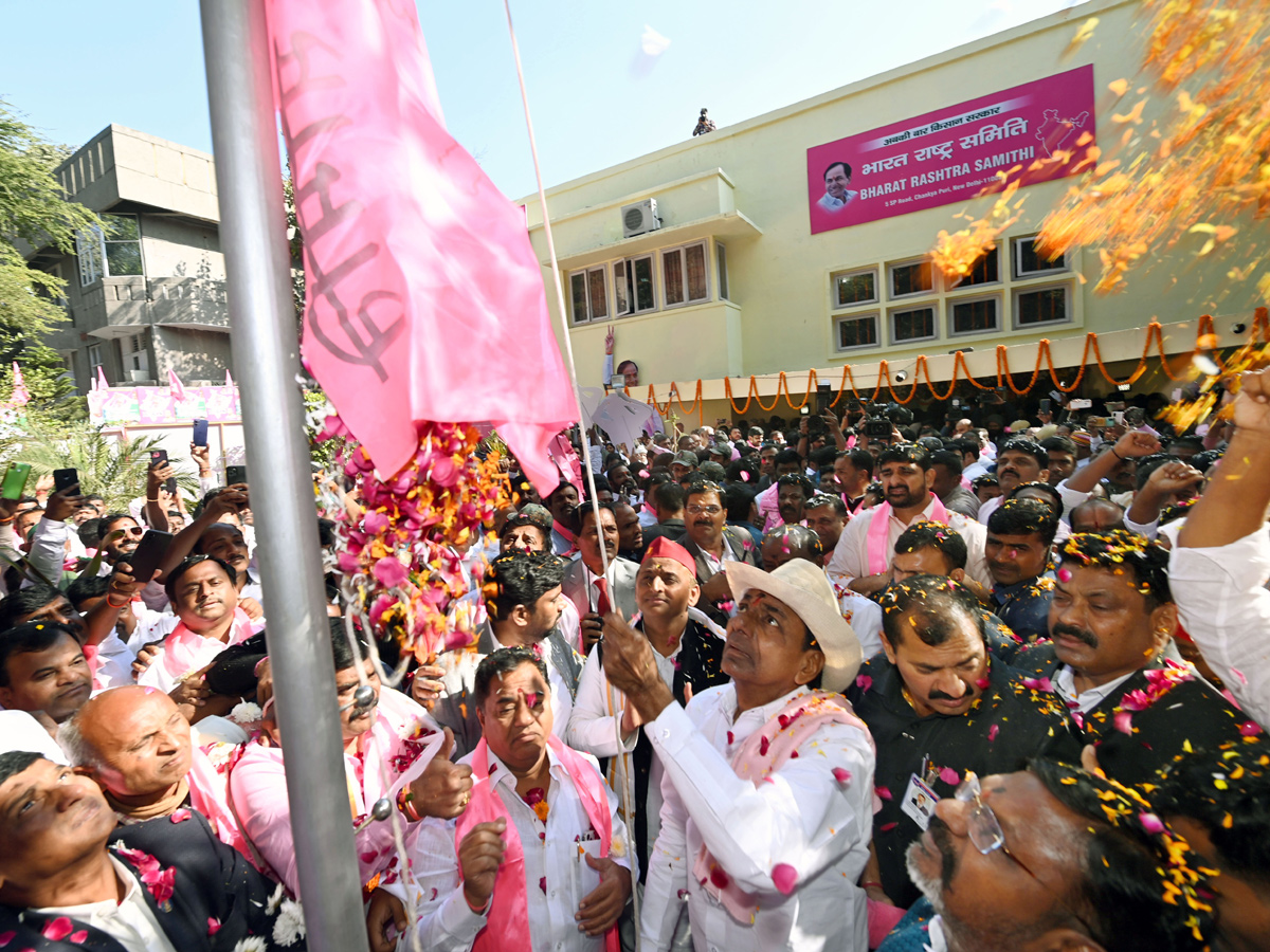 Telangana CM KCR Inaugurates BRS office In Delhi - Sakshi17