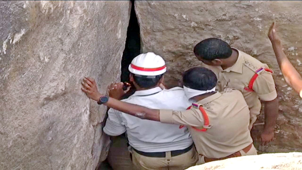 Man Trapped in Rock Cave At Nizamabad - Sakshi14