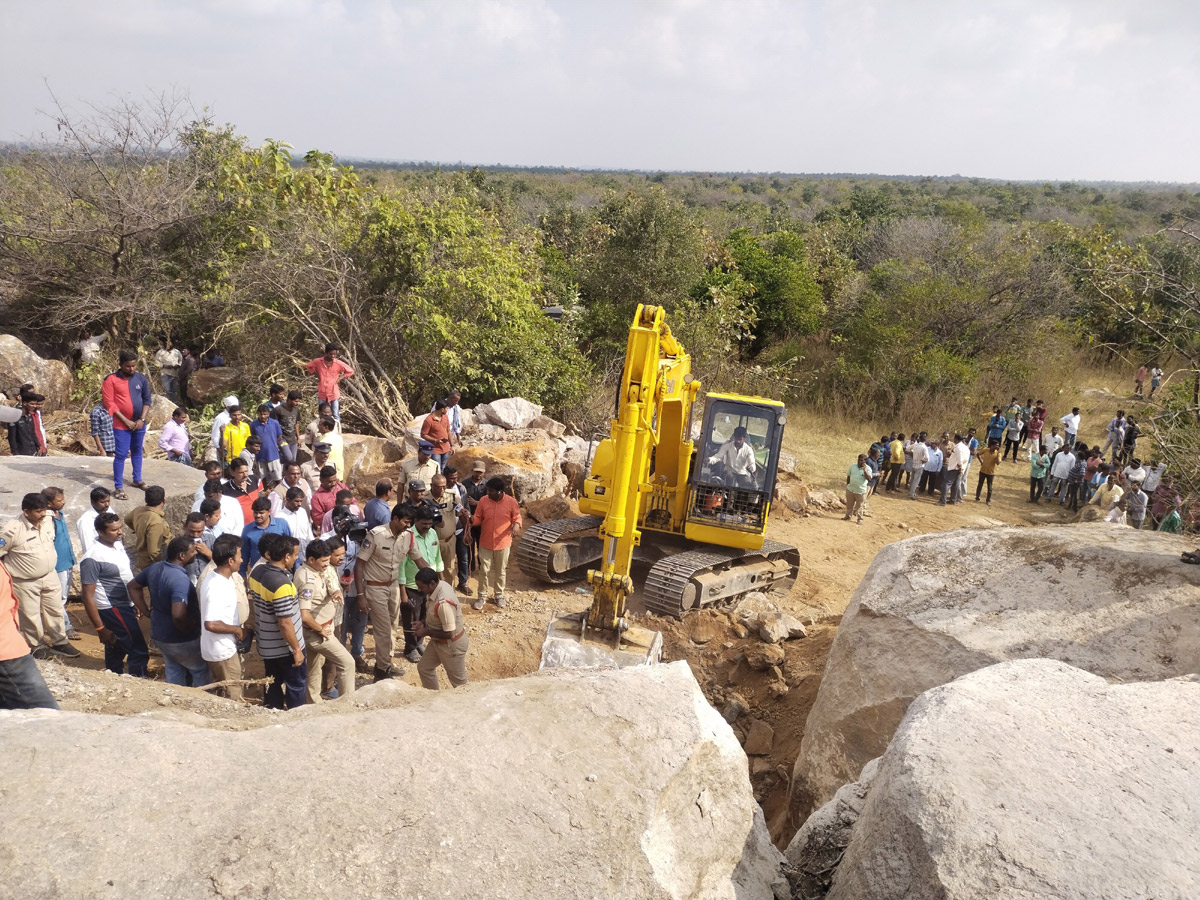 Man Trapped in Rock Cave At Nizamabad - Sakshi18