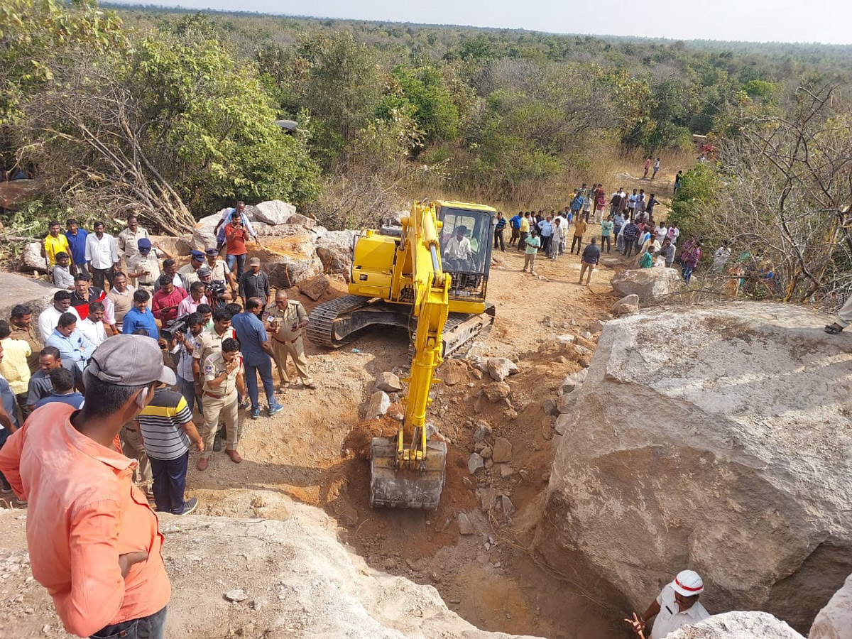 Man Trapped in Rock Cave At Nizamabad - Sakshi20