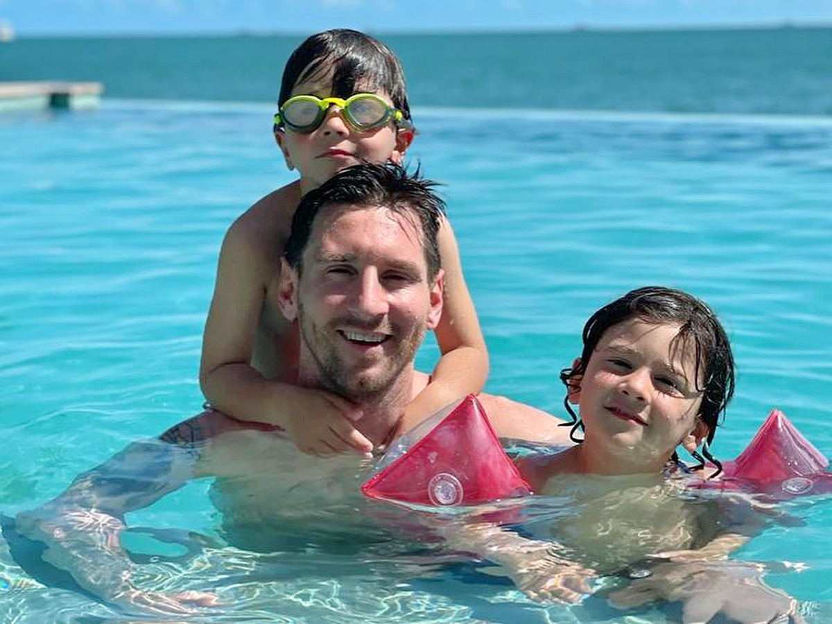 Argentina Footballer Messi Beautiful Family Photos - Sakshi4