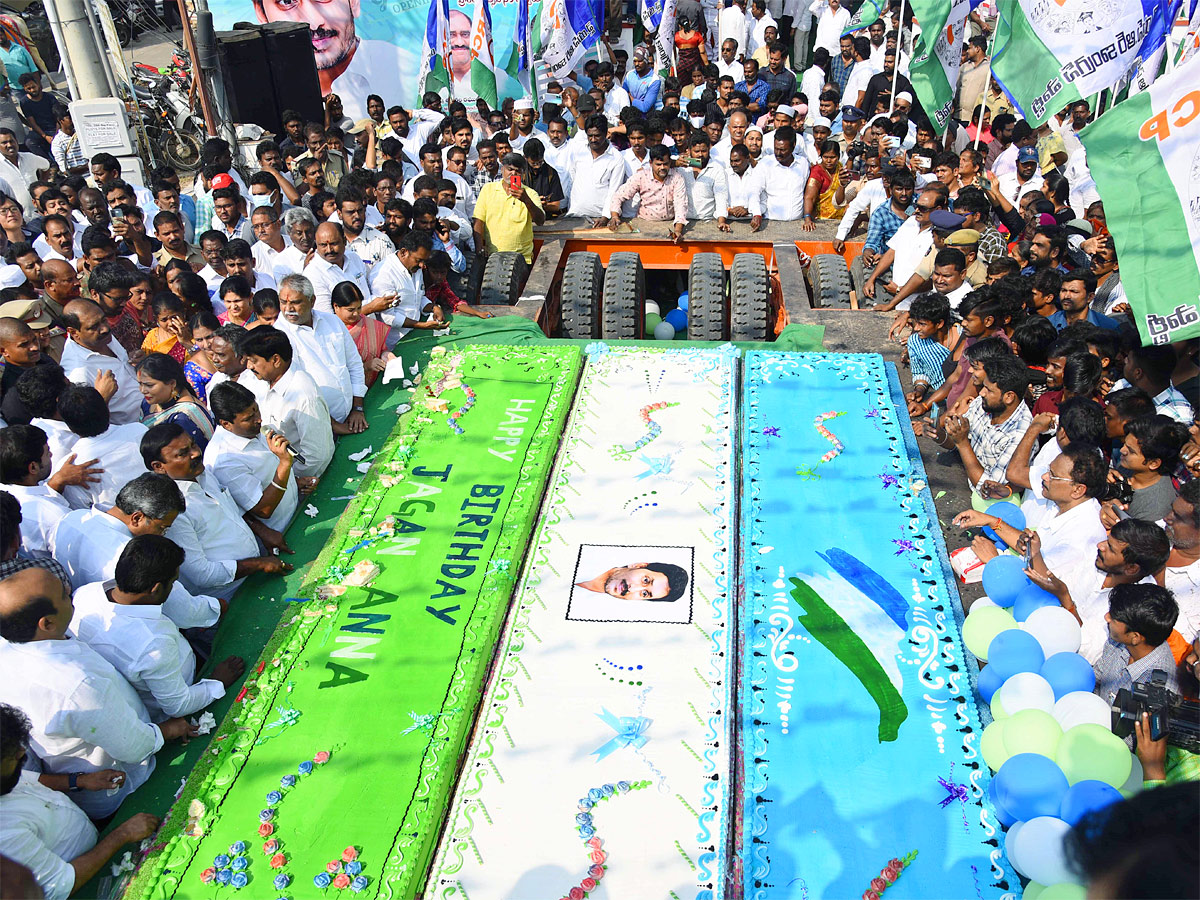 Vijayawada YSRCP Party Workers Cut Huge Cake For Cm Jagan Bday - Sakshi1