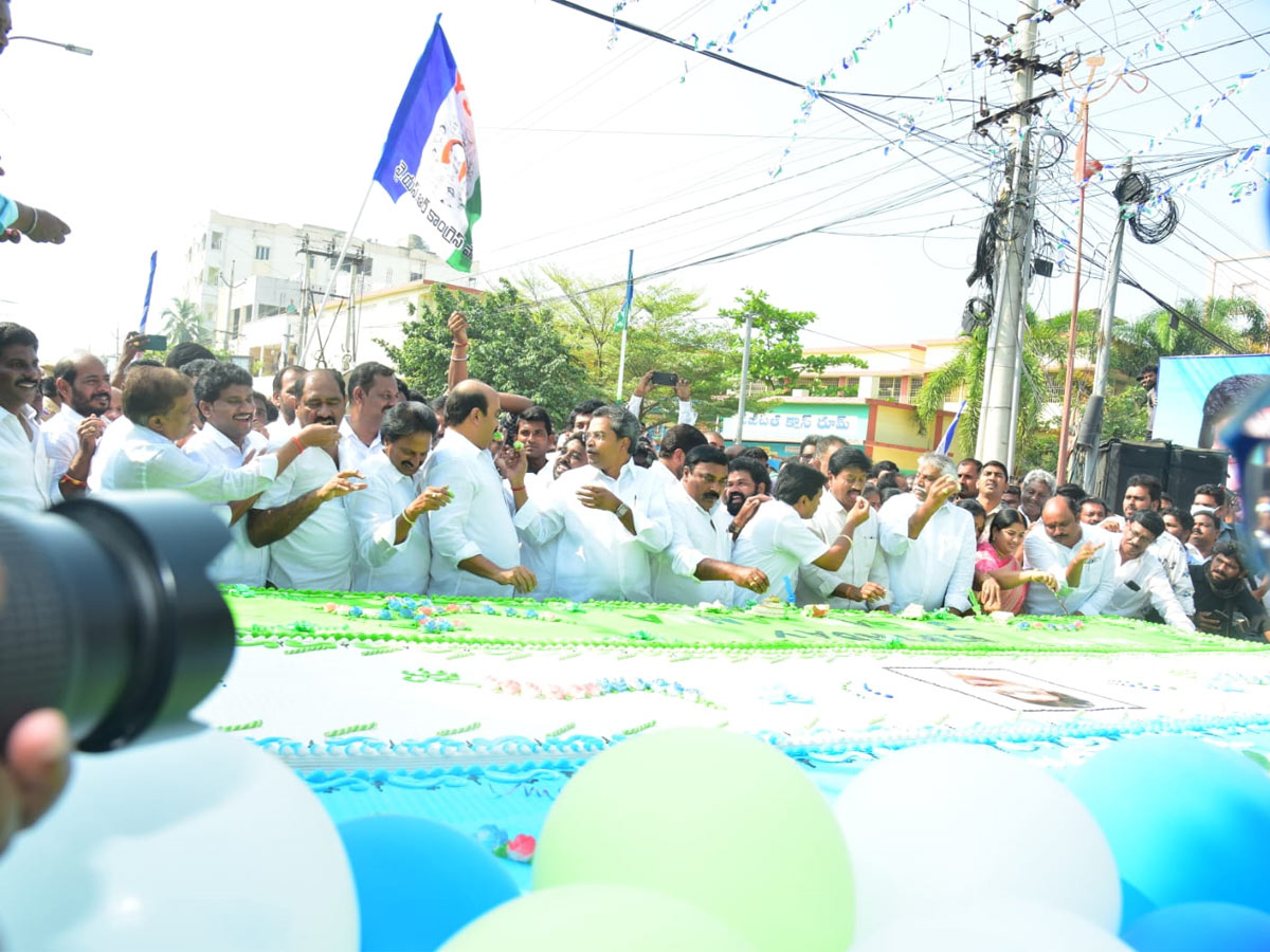 Vijayawada YSRCP Party Workers Cut Huge Cake For Cm Jagan Bday - Sakshi10