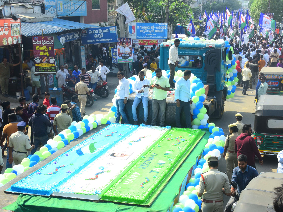 Vijayawada YSRCP Party Workers Cut Huge Cake For Cm Jagan Bday - Sakshi12