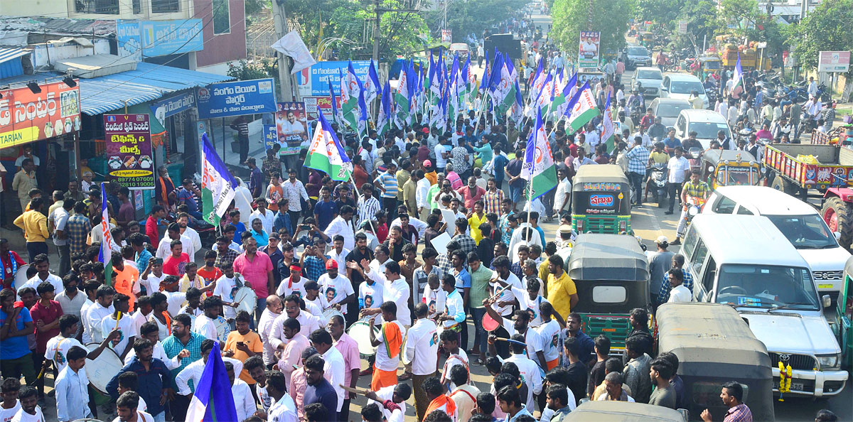 Vijayawada YSRCP Party Workers Cut Huge Cake For Cm Jagan Bday - Sakshi14