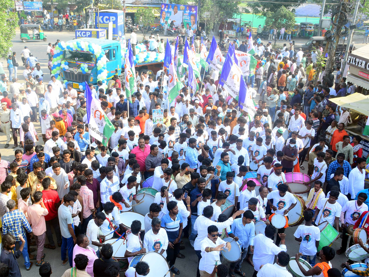 Vijayawada YSRCP Party Workers Cut Huge Cake For Cm Jagan Bday - Sakshi15