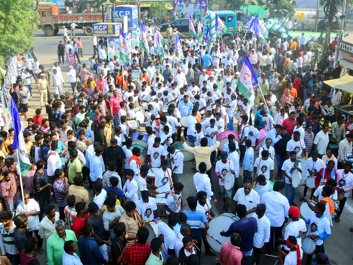 Vijayawada YSRCP Party Workers Cut Huge Cake For Cm Jagan Bday - Sakshi16