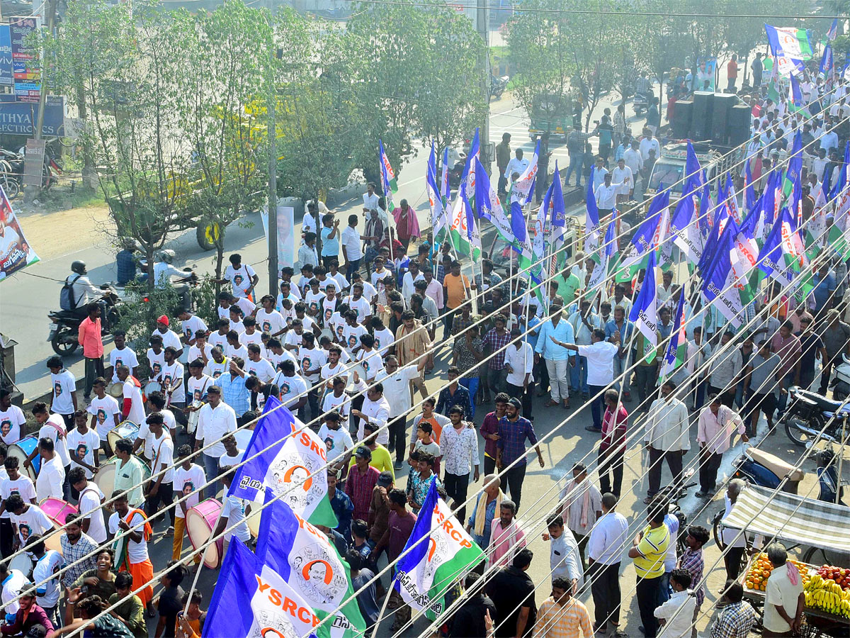 Vijayawada YSRCP Party Workers Cut Huge Cake For Cm Jagan Bday - Sakshi17