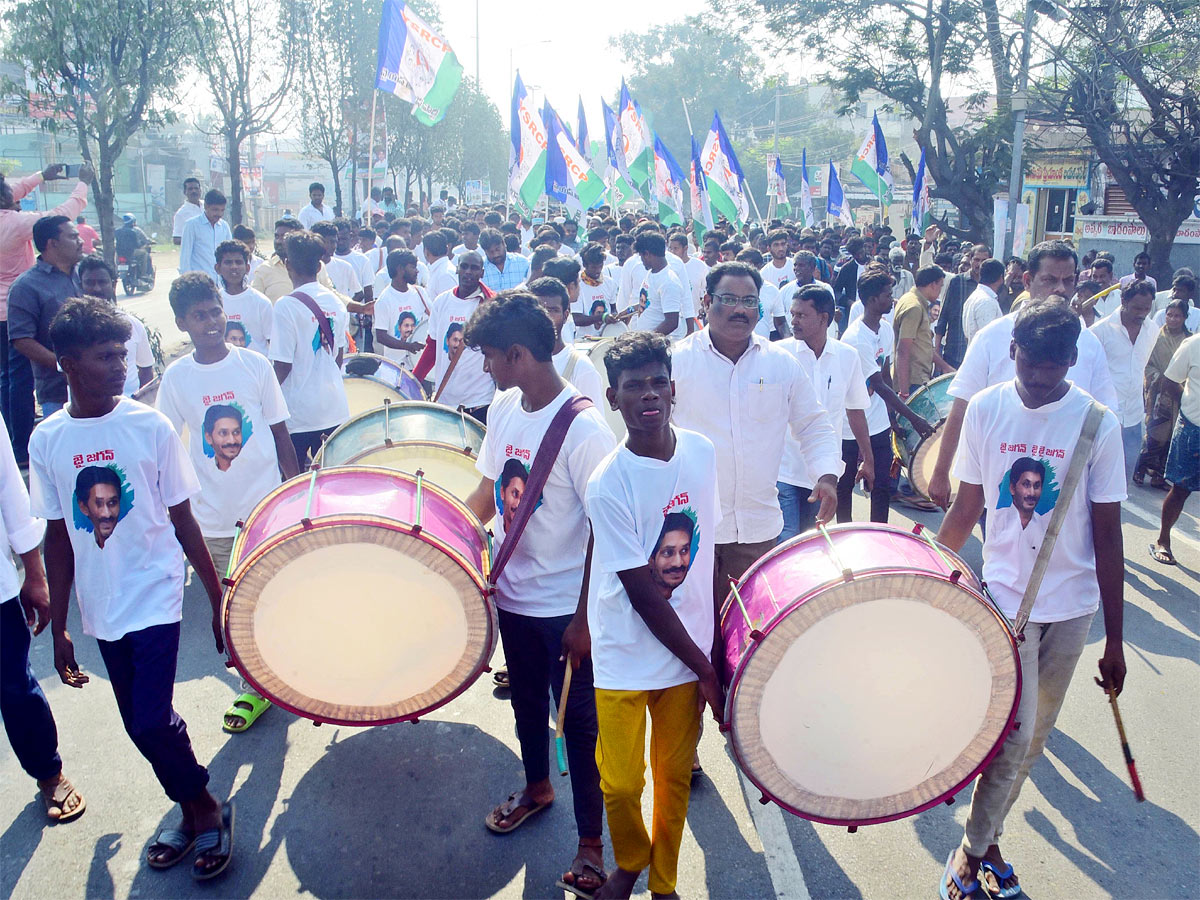 Vijayawada YSRCP Party Workers Cut Huge Cake For Cm Jagan Bday - Sakshi18