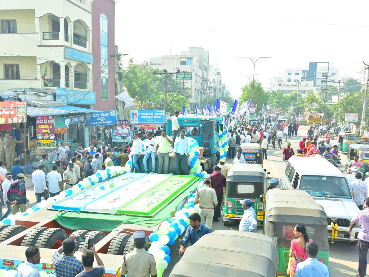 Vijayawada YSRCP Party Workers Cut Huge Cake For Cm Jagan Bday - Sakshi19