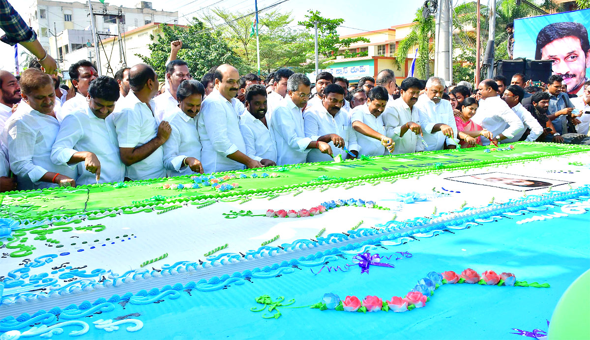 Vijayawada YSRCP Party Workers Cut Huge Cake For Cm Jagan Bday - Sakshi2