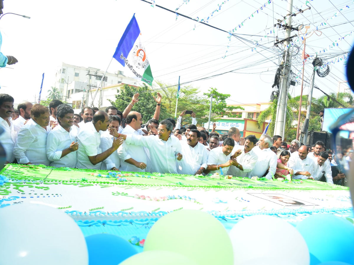 Vijayawada YSRCP Party Workers Cut Huge Cake For Cm Jagan Bday - Sakshi20