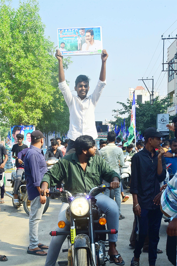 Vijayawada YSRCP Party Workers Cut Huge Cake For Cm Jagan Bday - Sakshi21