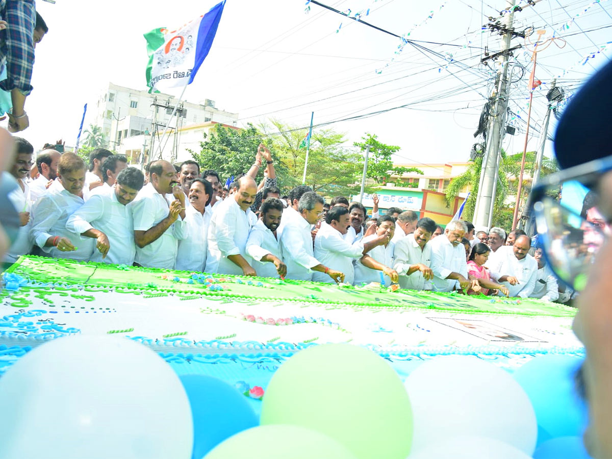 Vijayawada YSRCP Party Workers Cut Huge Cake For Cm Jagan Bday - Sakshi5