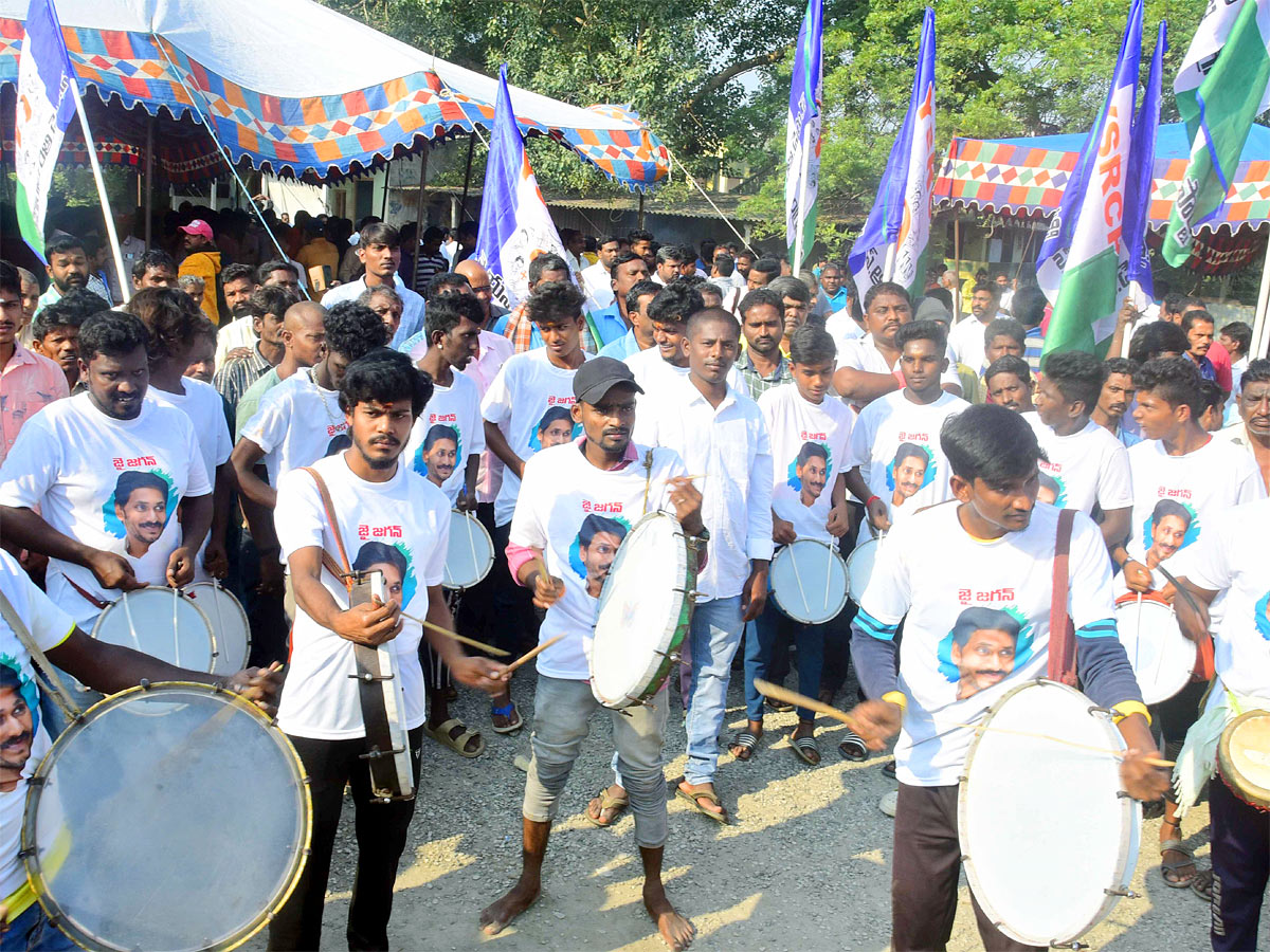 Vijayawada YSRCP Party Workers Cut Huge Cake For Cm Jagan Bday - Sakshi6