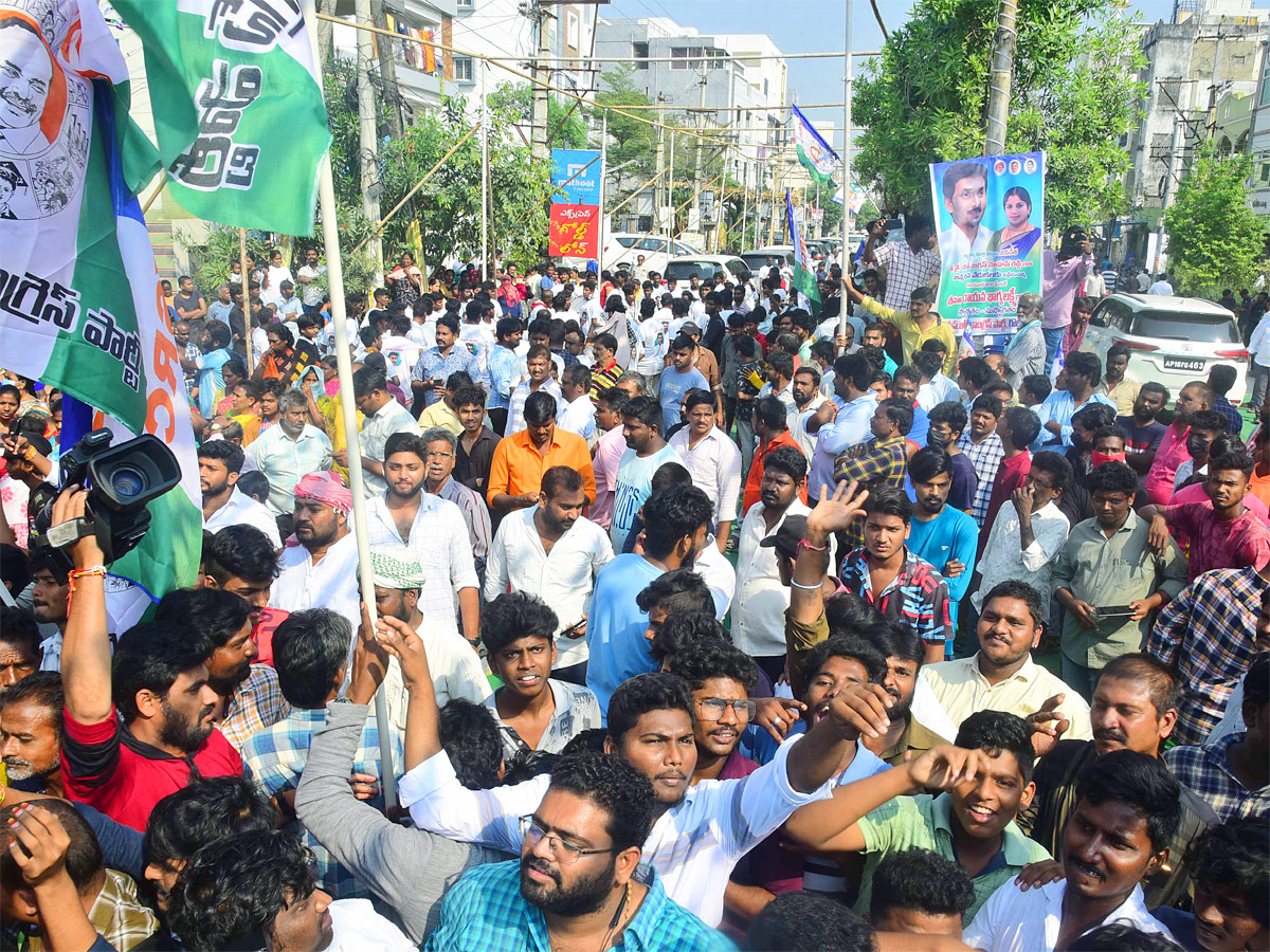 Vijayawada YSRCP Party Workers Cut Huge Cake For Cm Jagan Bday - Sakshi7