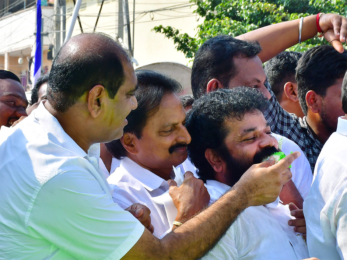 Vijayawada YSRCP Party Workers Cut Huge Cake For Cm Jagan Bday - Sakshi8