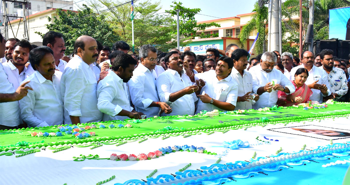 Vijayawada YSRCP Party Workers Cut Huge Cake For Cm Jagan Bday - Sakshi9