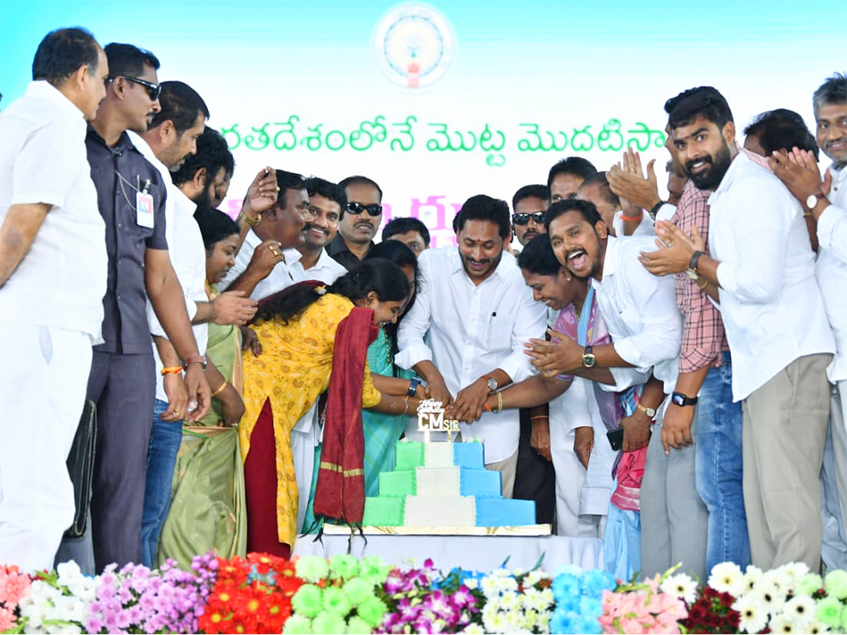 AP CM YS Jagan Free Tabs Distribution At Bapatla Photos - Sakshi20