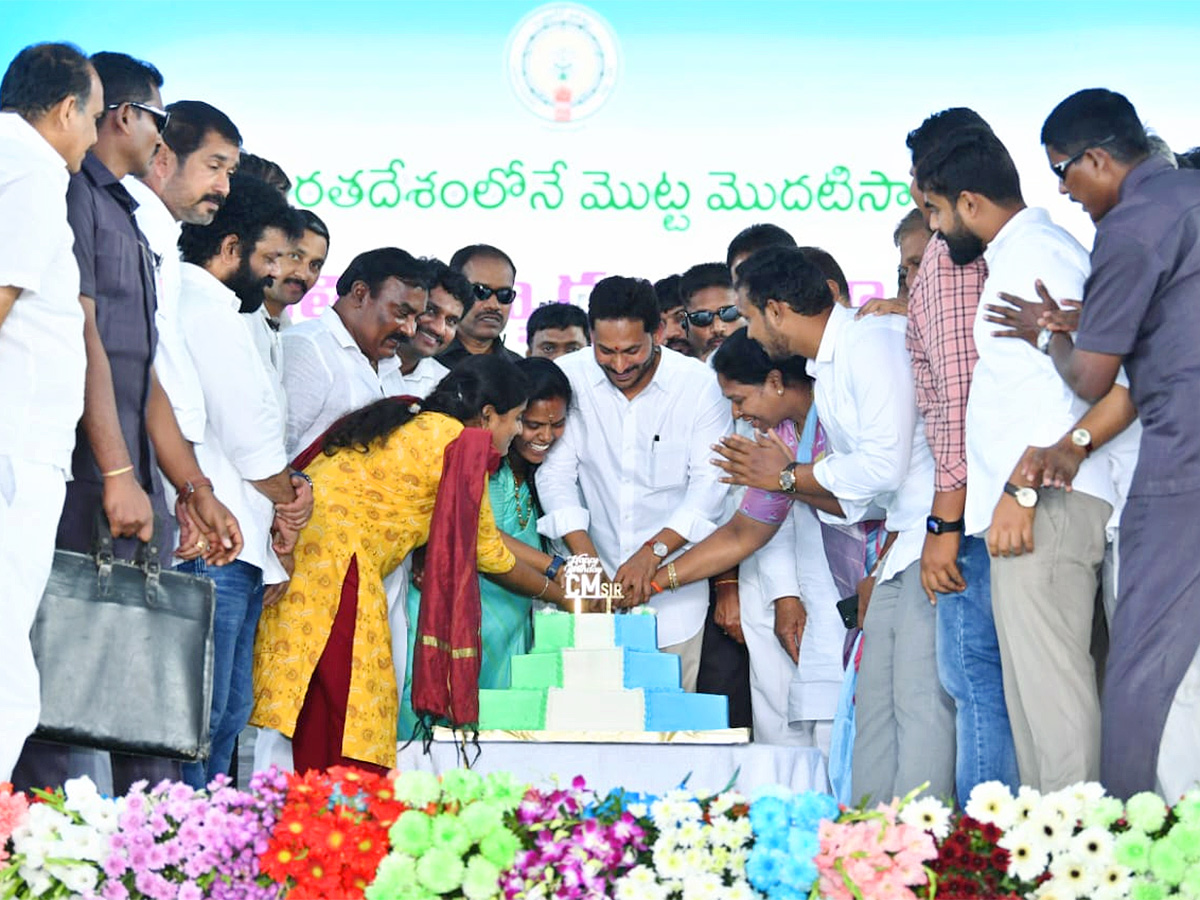 AP CM YS Jagan Free Tabs Distribution At Bapatla Photos - Sakshi5