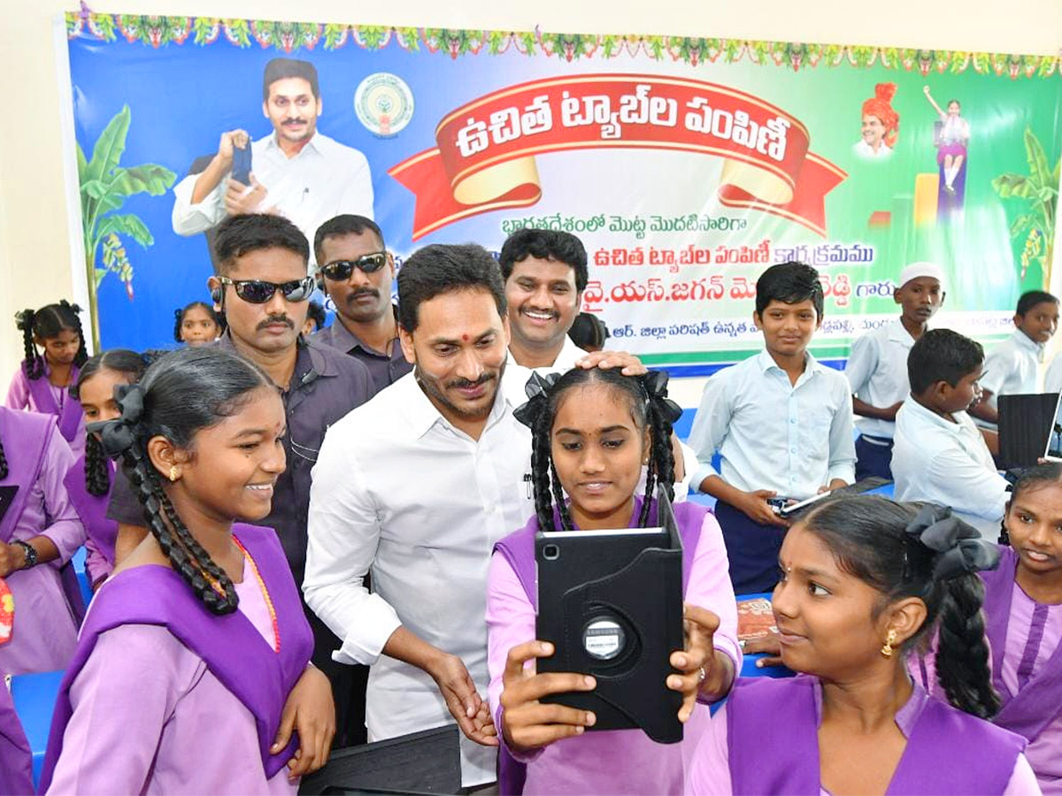 AP CM YS Jagan Free Tabs Distribution At Bapatla Photos - Sakshi7