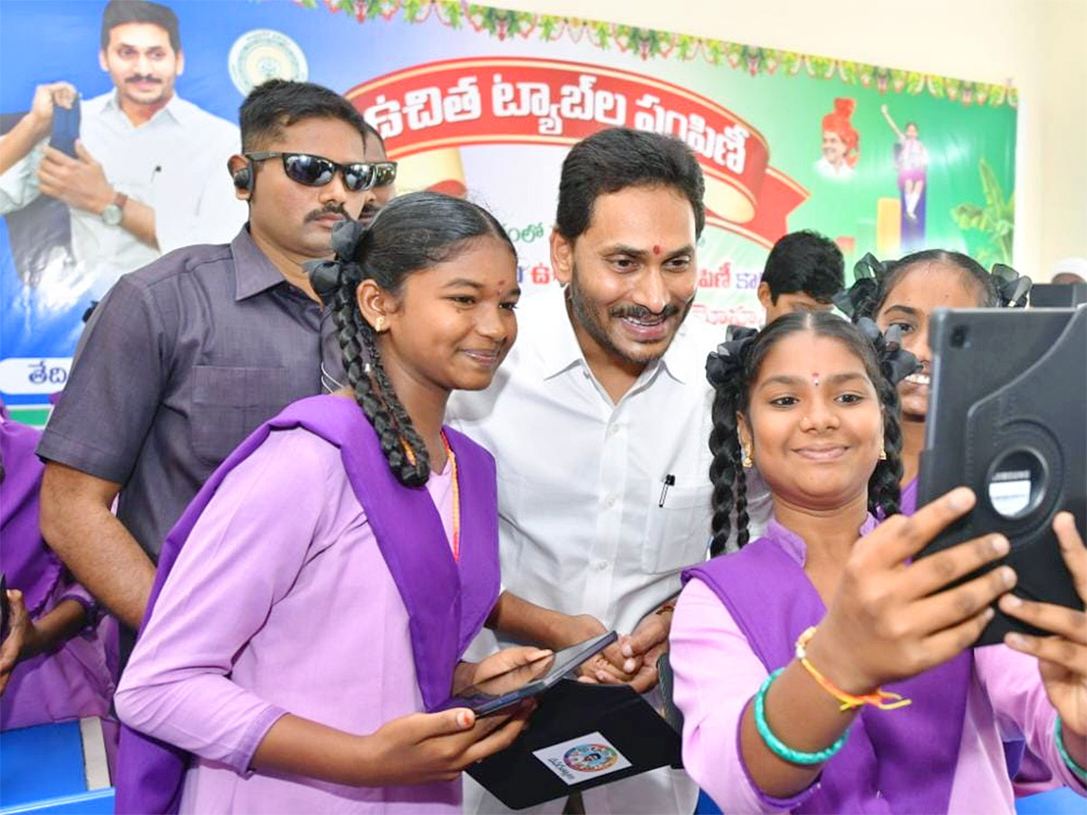 AP CM YS Jagan Free Tabs Distribution At Bapatla Photos - Sakshi9