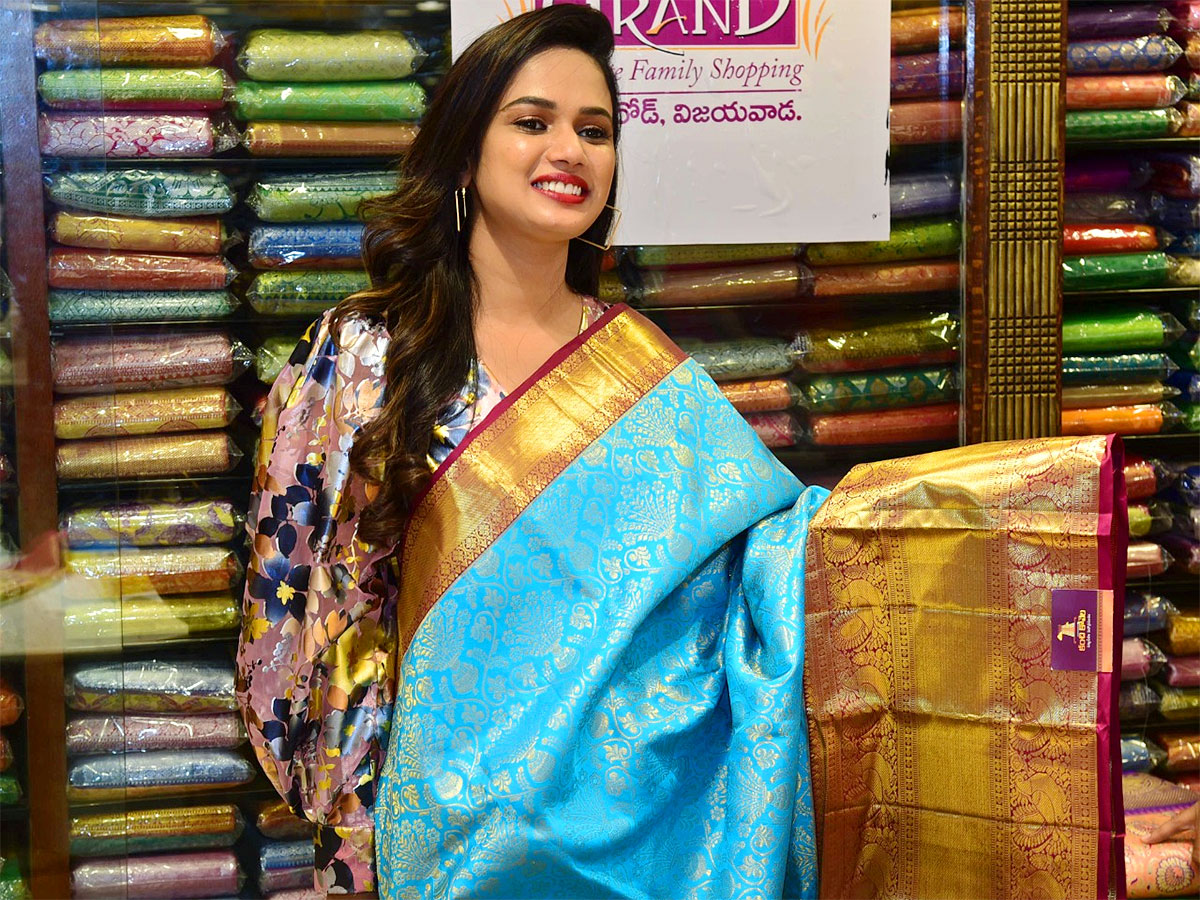 Bigg Boss Fame Ariyana Hul Chul In Vijayawada Cloth Showroom - Sakshi1