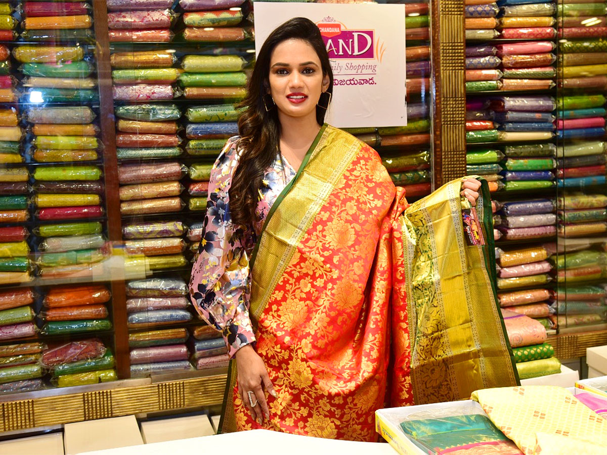 Bigg Boss Fame Ariyana Hul Chul In Vijayawada Cloth Showroom - Sakshi5