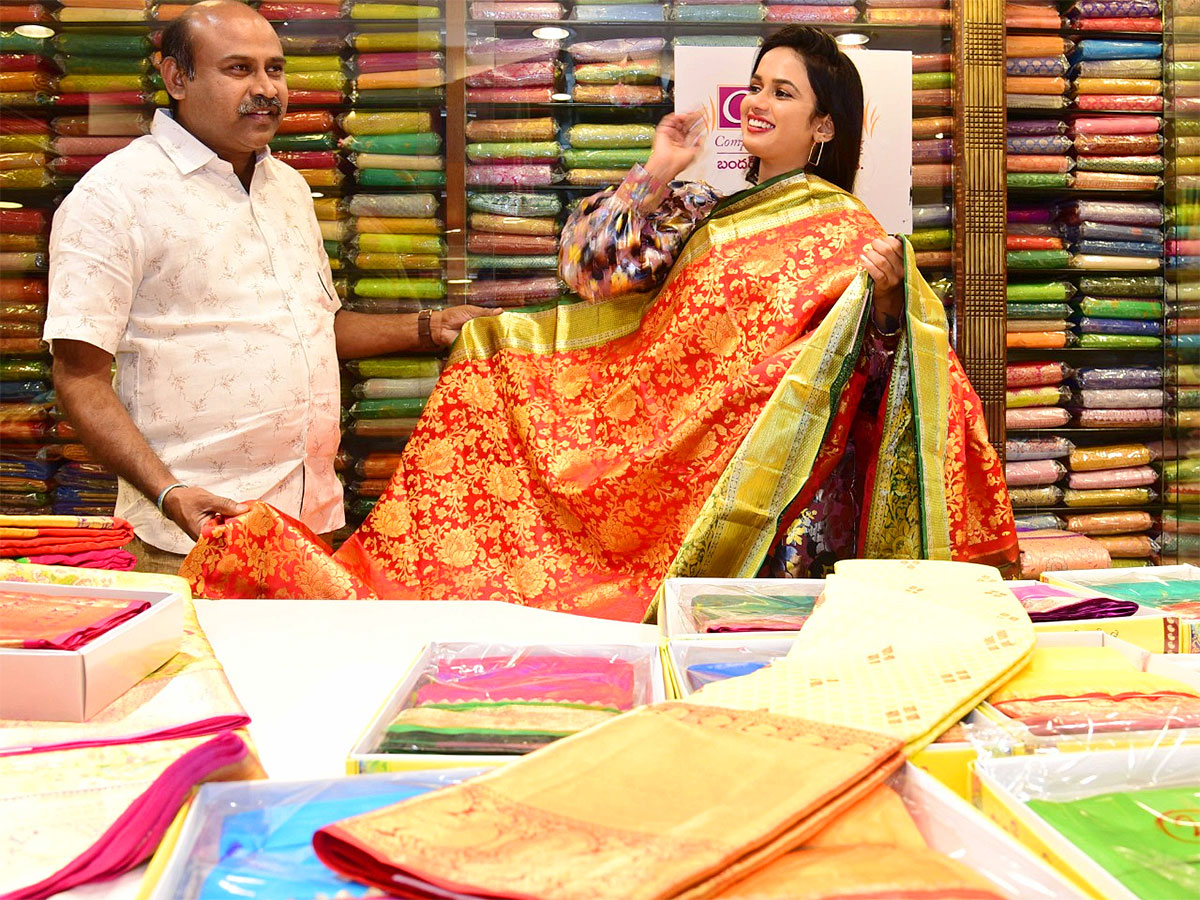 Bigg Boss Fame Ariyana Hul Chul In Vijayawada Cloth Showroom - Sakshi8