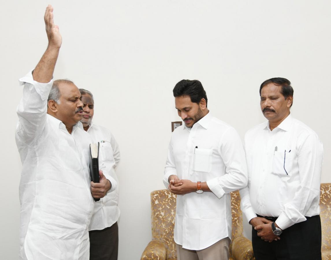 CM Jagan Birthday Celebrations At CM Camp Office   - Sakshi5