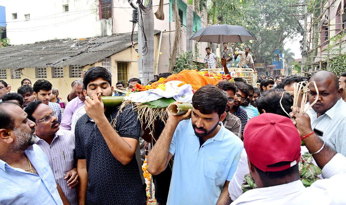 Chandragiri Mla Chevireddy Bhaskar Reddy Lost His Father  - Sakshi9