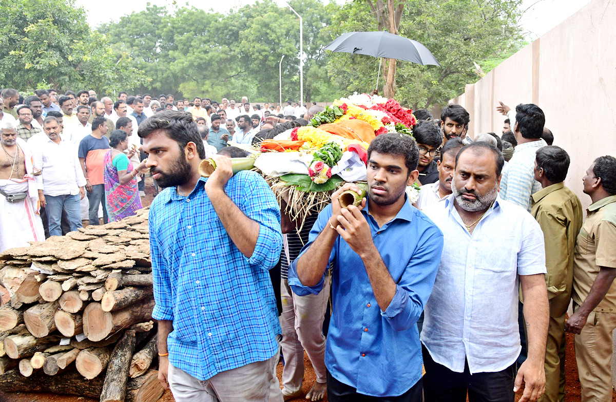 Chandragiri Mla Chevireddy Bhaskar Reddy Lost His Father  - Sakshi10