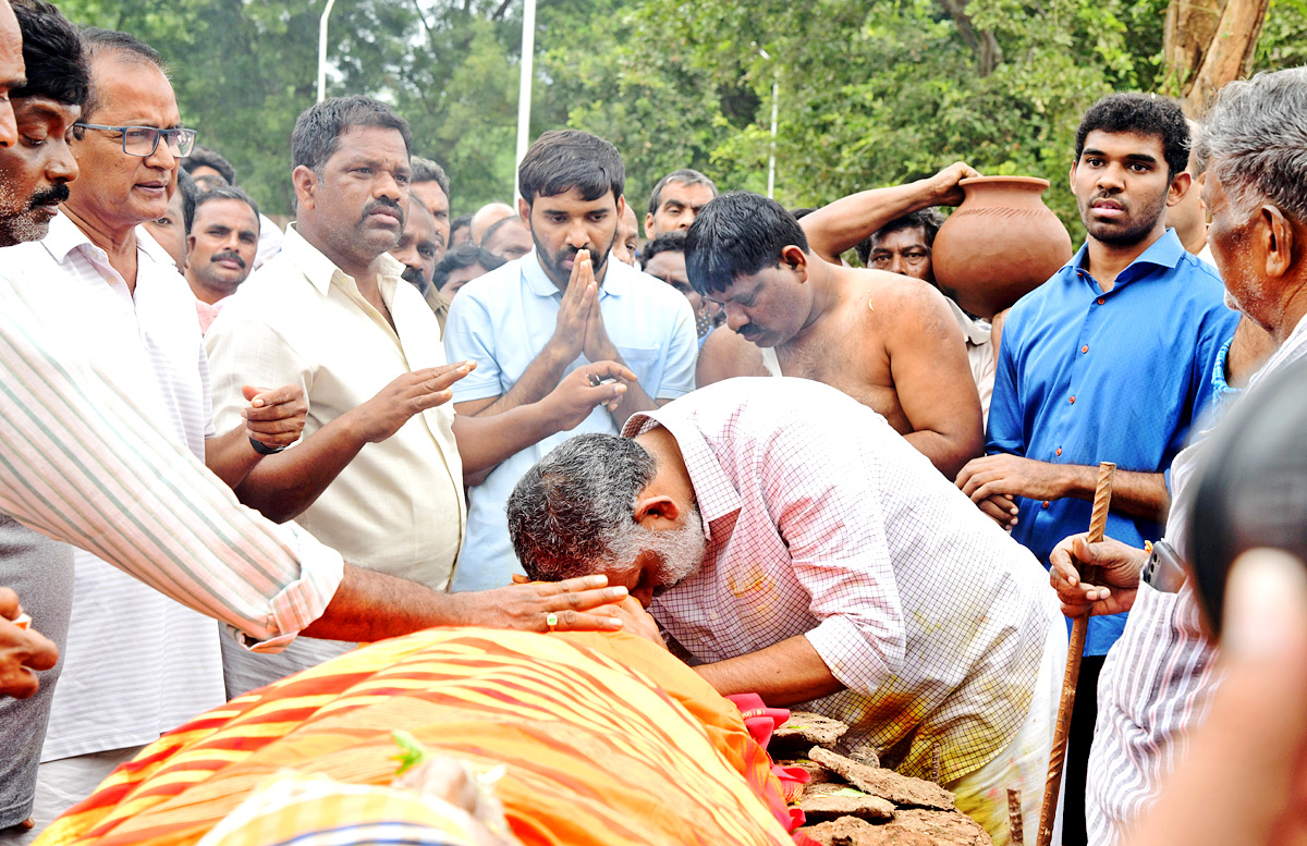 Chandragiri Mla Chevireddy Bhaskar Reddy Lost His Father  - Sakshi14