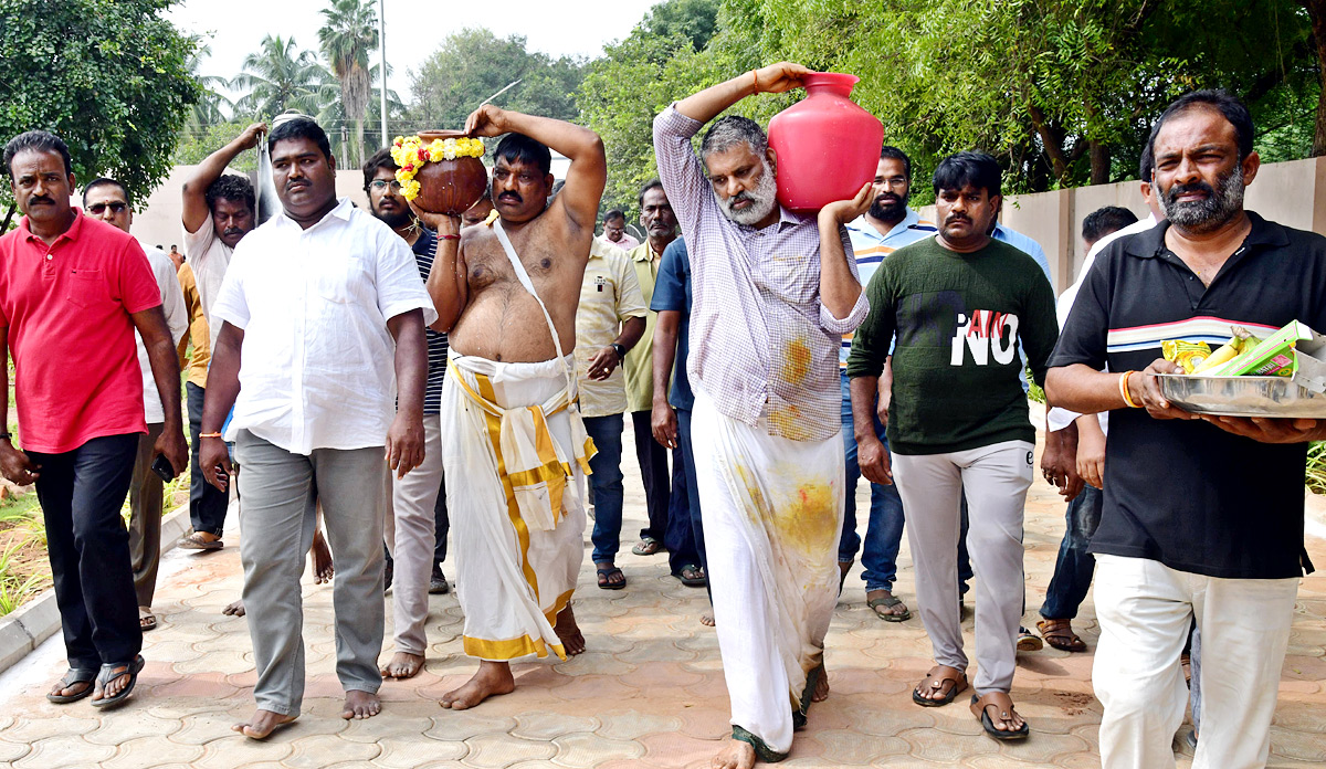 Chandragiri Mla Chevireddy Bhaskar Reddy Lost His Father  - Sakshi15