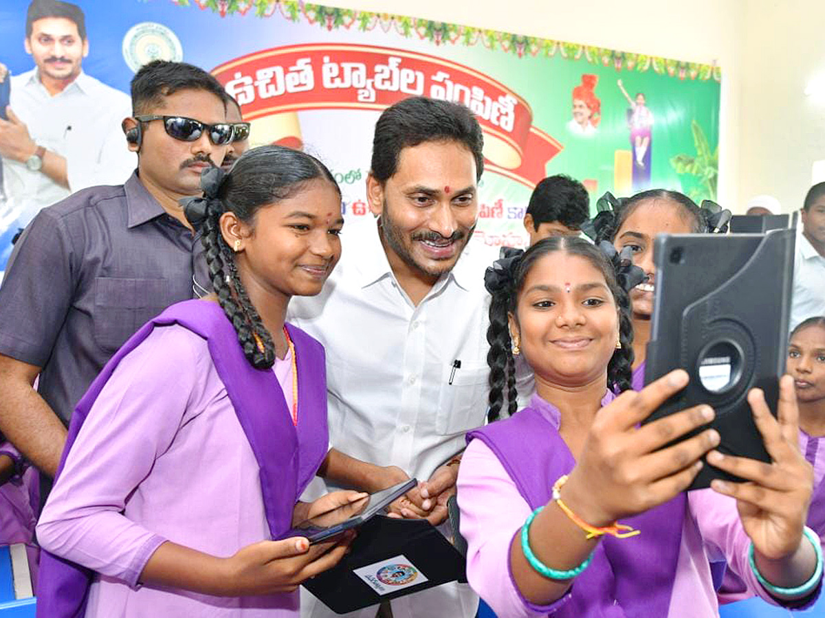 AP Students Thanks To CM Jagan Over Tabs Distribution Photos - Sakshi2