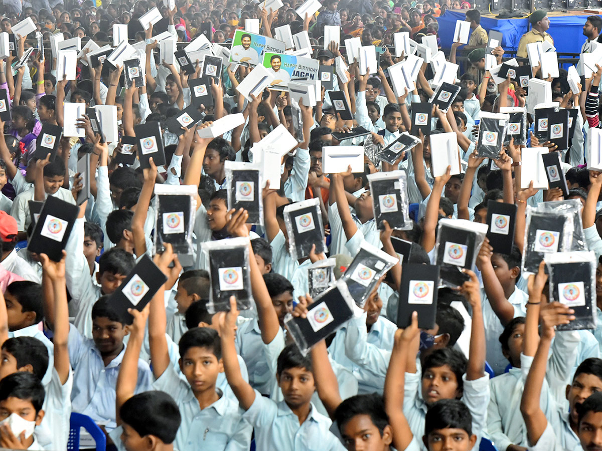 AP Students Thanks To CM Jagan Over Tabs Distribution Photos - Sakshi21