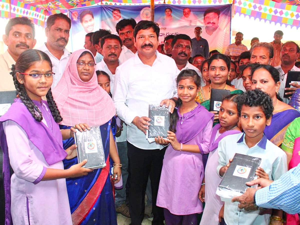 AP Students Thanks To CM Jagan Over Tabs Distribution Photos - Sakshi5