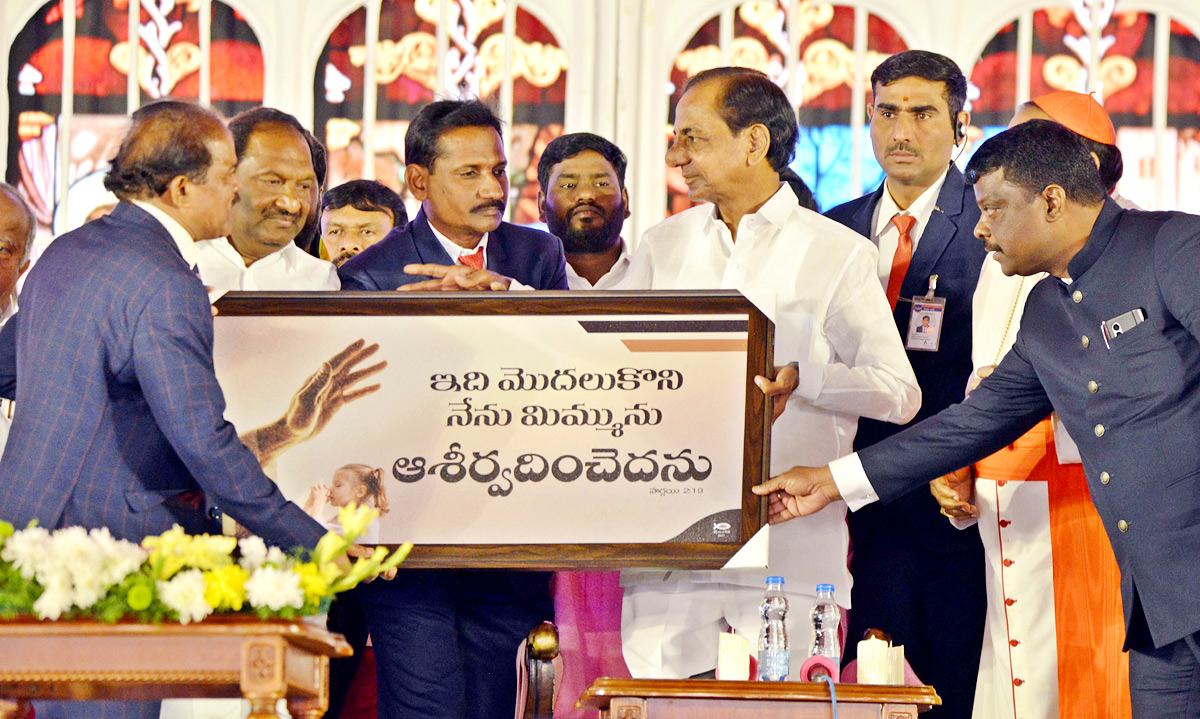 CM KCR Attended Christmas Celebrations In LB Stadium  - Sakshi9