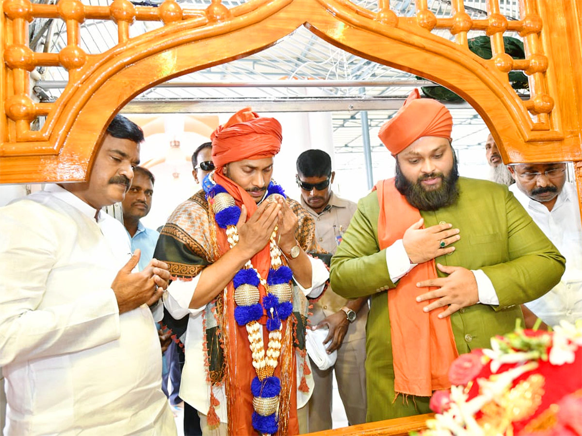 AP CM YS Jagan At Ameen Peer Dargah Photos - Sakshi1