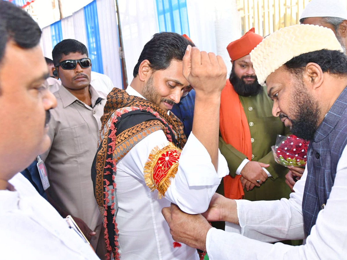 AP CM YS Jagan At Ameen Peer Dargah Photos - Sakshi8