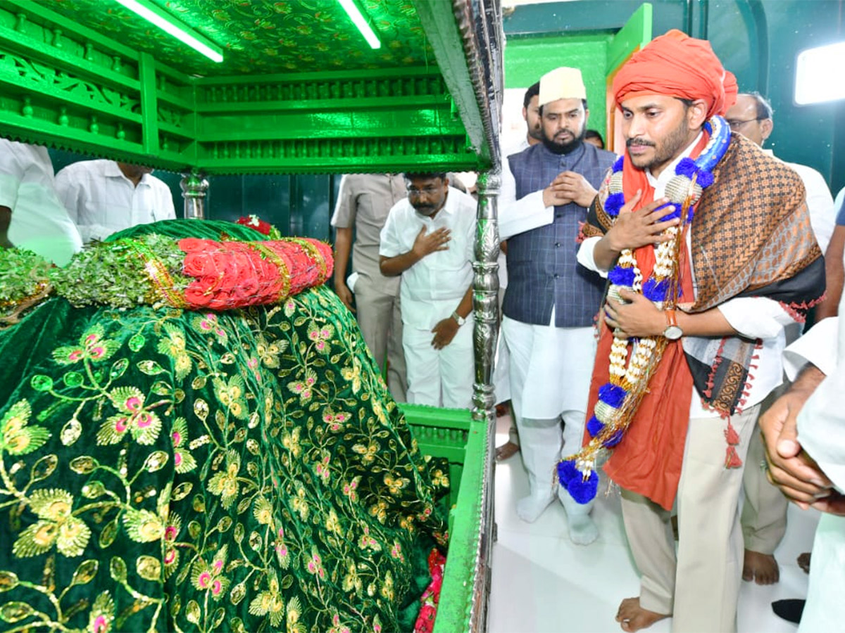 AP CM YS Jagan At Ameen Peer Dargah Photos - Sakshi9