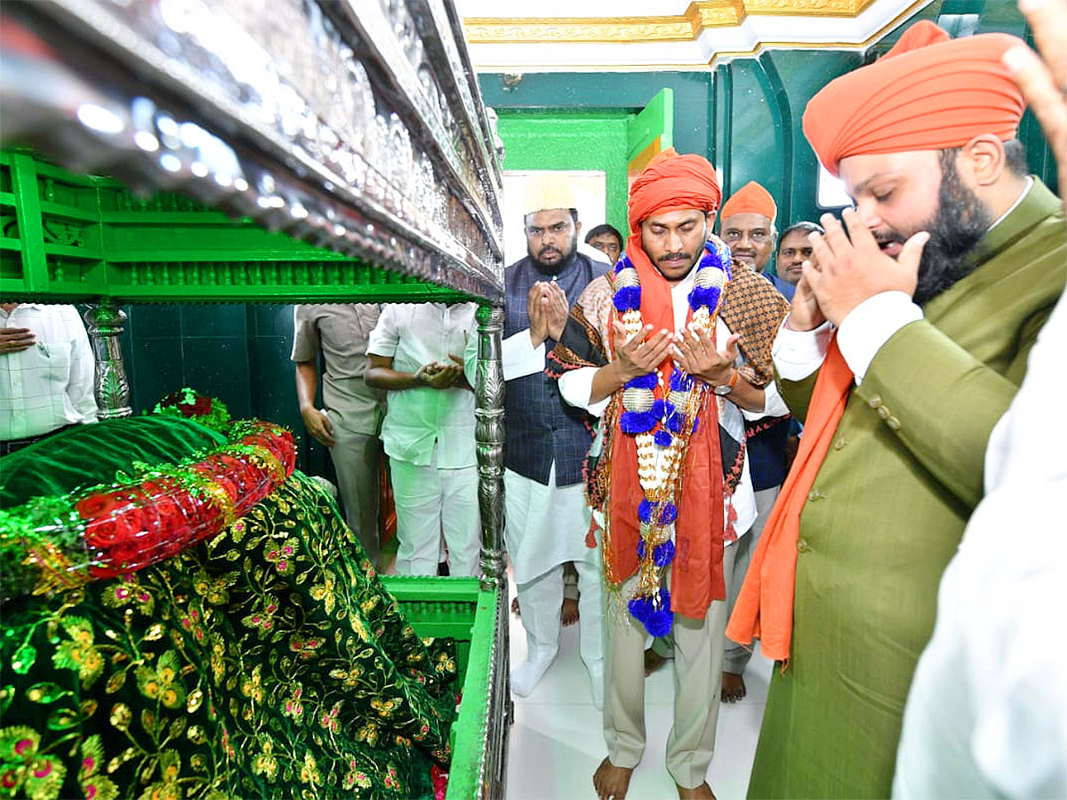 AP CM YS Jagan At Ameen Peer Dargah Photos - Sakshi10