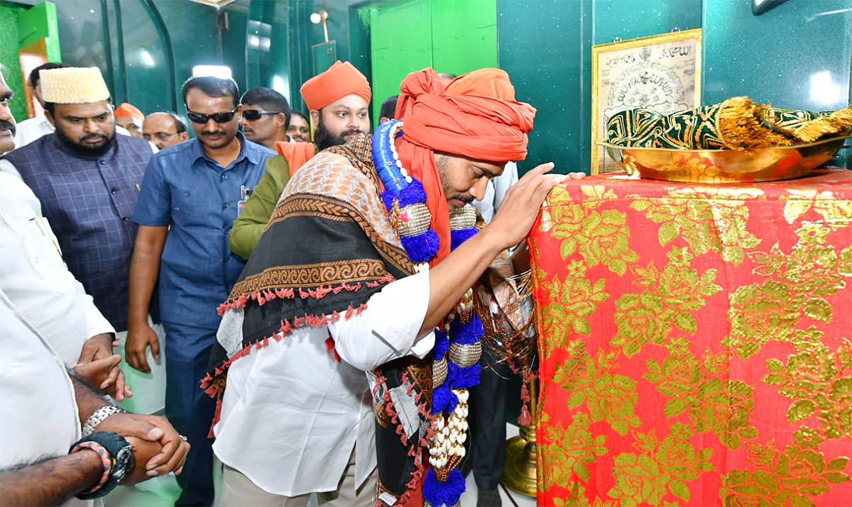 AP CM YS Jagan At Ameen Peer Dargah Photos - Sakshi11